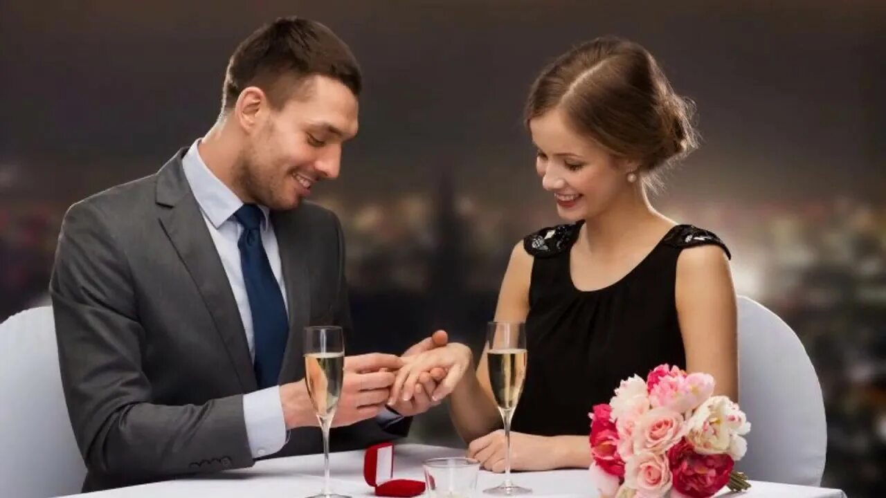 Мужчина дарит украшение. Мужчина делает предложение. Парень дарит девушке кольцо. Мужчина дарит женщине драгоценности.