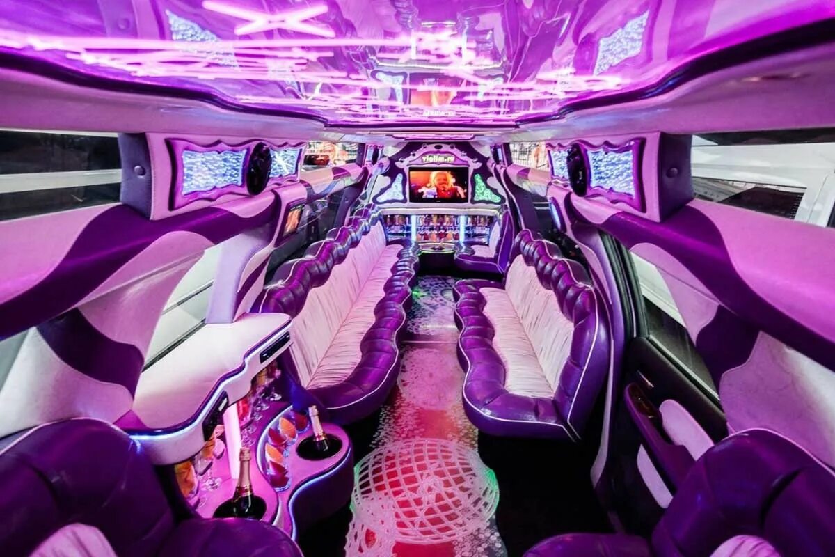 Включи 24 часа лимузин. Лимузин кадиллак эскалейд внутри. cadillac escalade лимузин салон. кадиллак эскалейд 2025 салон лимузин. розовый кадиллак эскалейд.