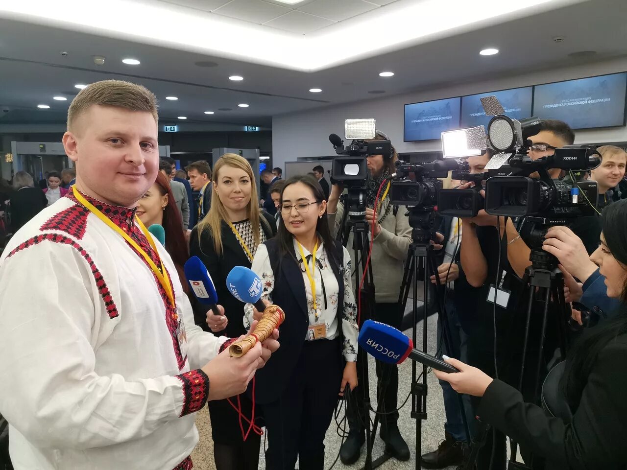 Последние новости пресс конференции. Пресс конференция. пресс-конференция журналисты. журналисты на конференции. международный корреспондент.