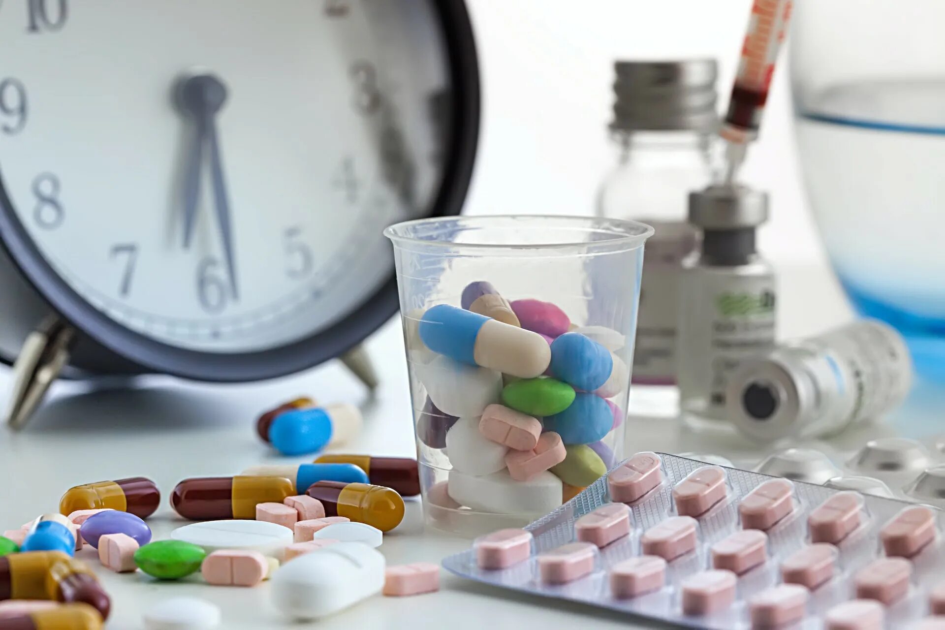 Таблетки лекарства. Биологически активные добавки. Медицинские таблетки. Медикаменты на белом фоне. Пилюли лекарственная форма.