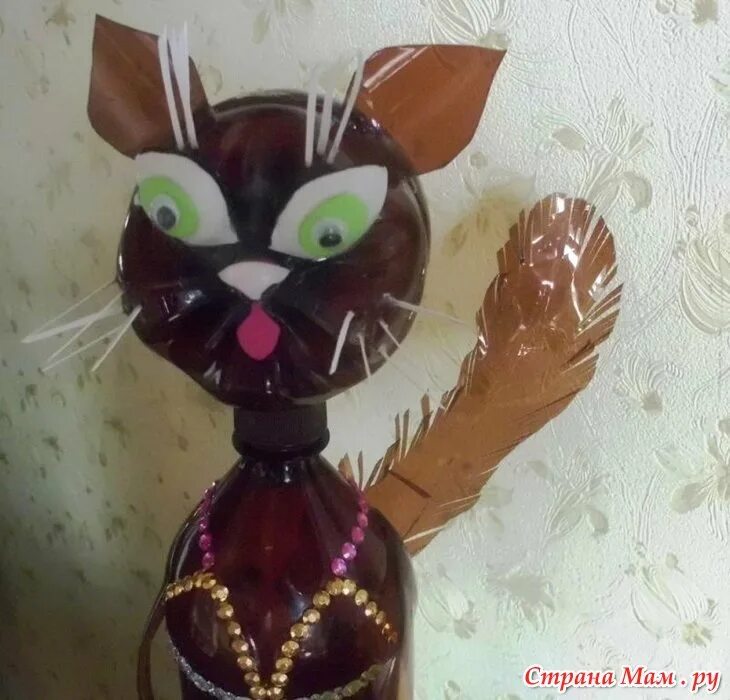 Кошка из бутылки. Поделка из пластиковой бутылки. Поделка кота из пластмассовой бутылки. Кошка из пластиковой бутылки. Кот из бутылки.
