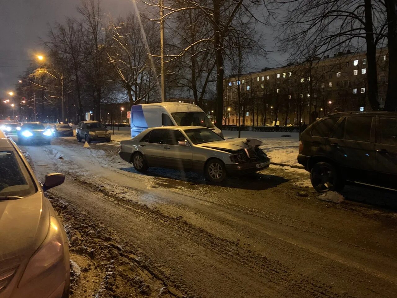 Происшествия спб. ДТП СПБ В снег. Снегопад. Машина ночью на дороге.