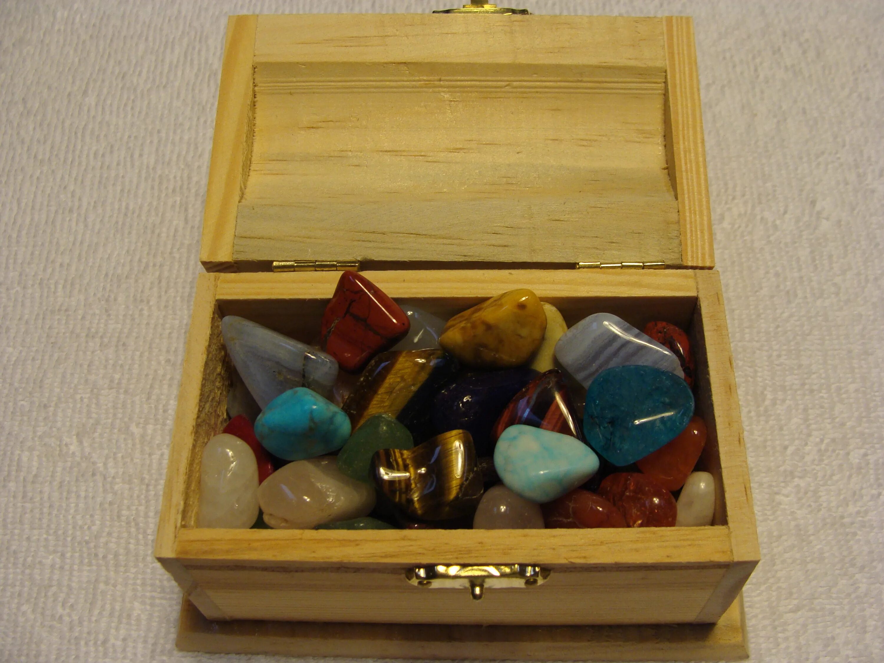 Box stones. Gemstone Box. Chest of Gems. Tejori Gems Box. Gemstones Chests.