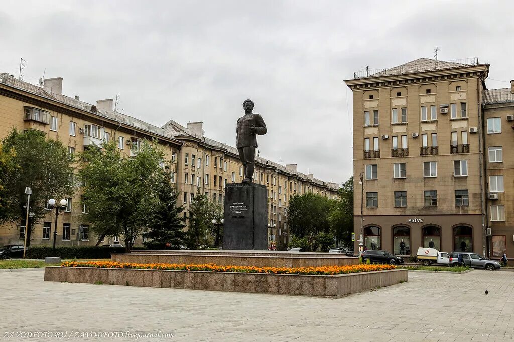 Памятник Орджоникидзе в Магнитогорске. Памятник Серго Орджоникидзе Магнитогорск. Сквер Орджоникидзе Магнитогорск. Площадь Орджоникидзе Магнитогорск.