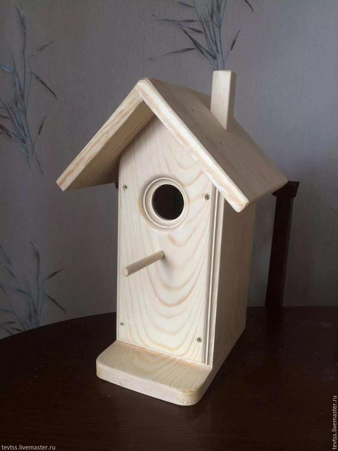 Скворечник разбор. Скворечник разбор. Жердь высокая скворечник, на скворечнике кот. Инструменты для скворечника. Скворечник с двухскатной крышей чертежи.