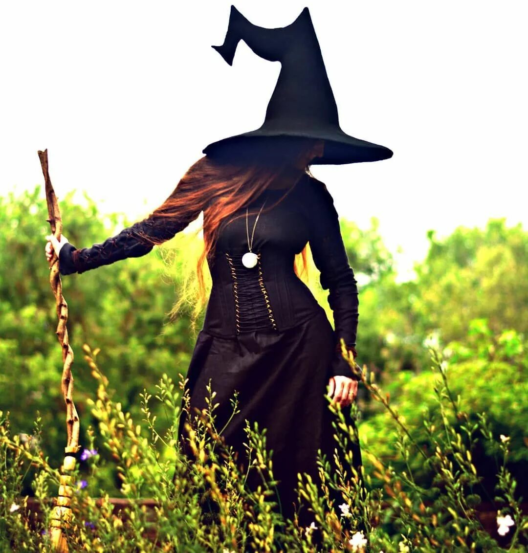 Ведьма без. Элис кителер ведьма. Эстетика ведьмочки. Ведьма на белом фоне. Фотосессия в стиле ведьмы.