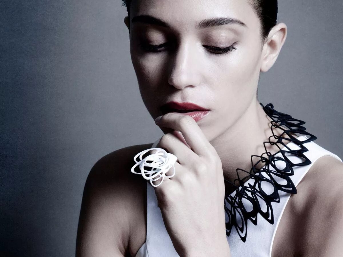 Lace wears. 3d Printed Jewellery. Jenny Wu. Фото лица девушки с кружевным украшением на шее.