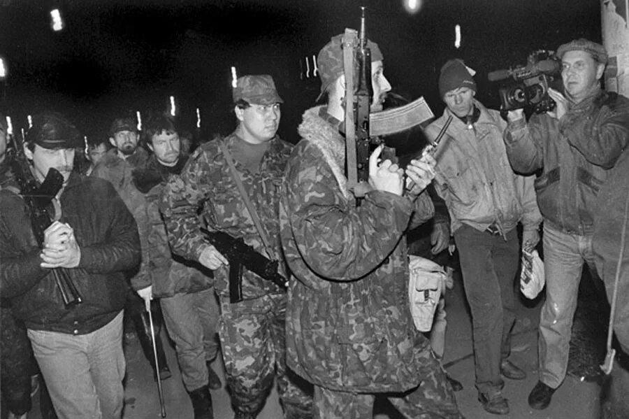 Штурм останкино 1993. Штурм телецентра останкино 1993. Москва 1993 год 3 октября штурм останкино. Спецназ путч 1993. Штурм телецентра останкино 1993.
