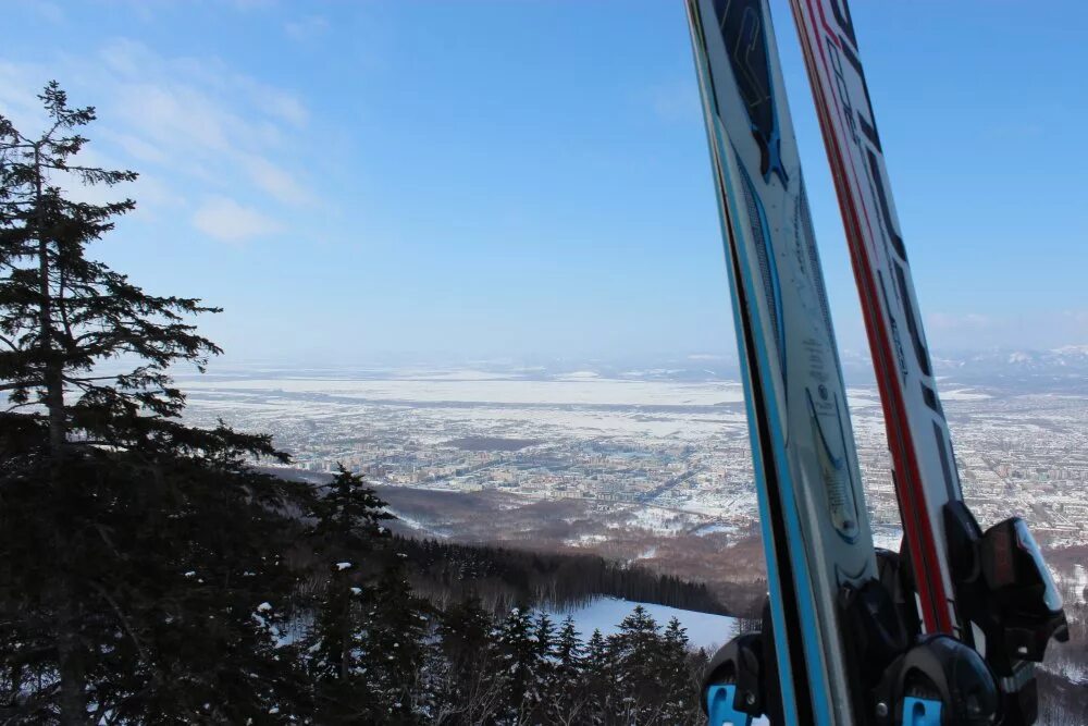 Веб камера горный воздух. Горный воздух Южно-Сахалинск. Южно-Сахалинск горнолыжный курорт горный воздух. Спортивно туристический комплекс горный воздух Сахалин. СТК горный воздух Южно-Сахалинск.
