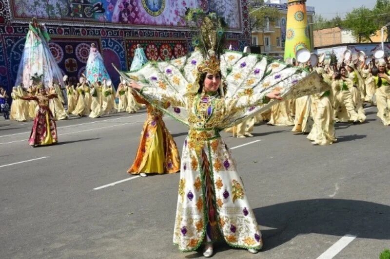 Навруз Таджикистан Душанбе. Навруз в Таджикистане фото. Праздник Навруз в Таджикистане. Навруз Эмомали.