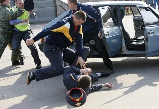 Нургалиев разрешил. Самооборона в полиции. Самооборона в России. Пределы необходимой самообороны.
