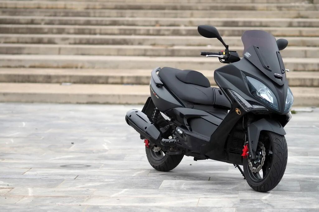 Самый мощный скутер. Макси скутер 300 кубов. Kymco Xciting 300. Kymco 200 максискутер. Макси скутер 200 кубов.