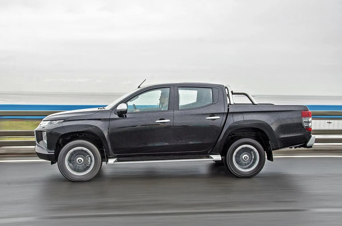 Какой пикап лучше выбрать отзывы. Фольксваген амарок l200. amarok vs l200. фольксваген амарок митсубиси л200. митсубиси л 200 купе пикап.