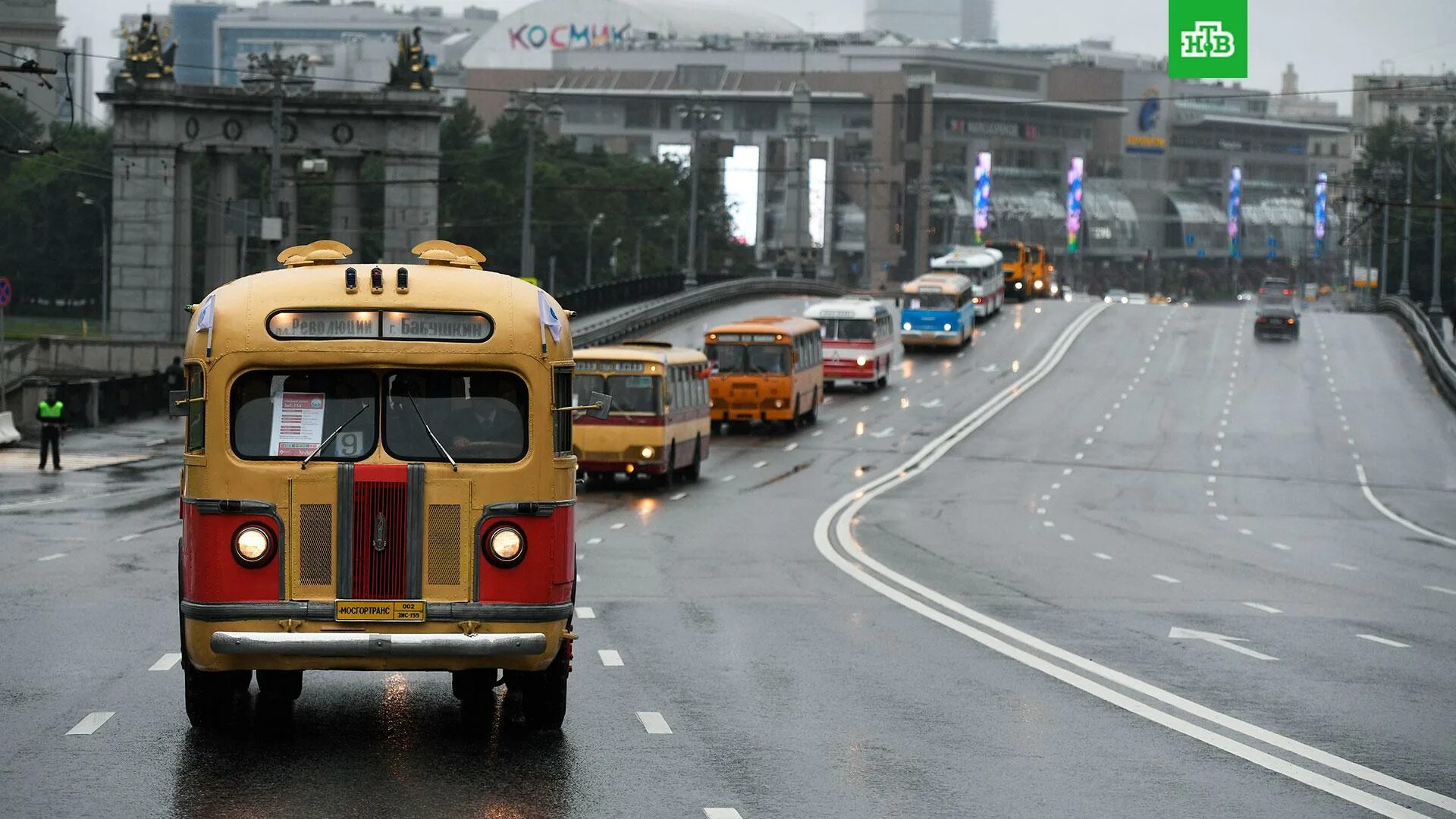 Парад ретро техники 2022 москва. Парад ретро транспорта москва 2022. Парад ретро автомобилей в москве 2024. Парад ретро транспорта москва. Ретротранспорт парад в москве.