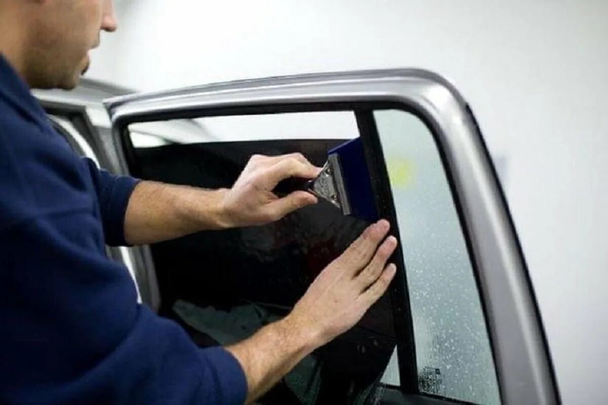 Как тонировать стекла автомобиля своими руками. Тонирование стекол. Затонировать стекла автомобиля своими руками. Специальные затанированные стекла. Снятие тонировки.