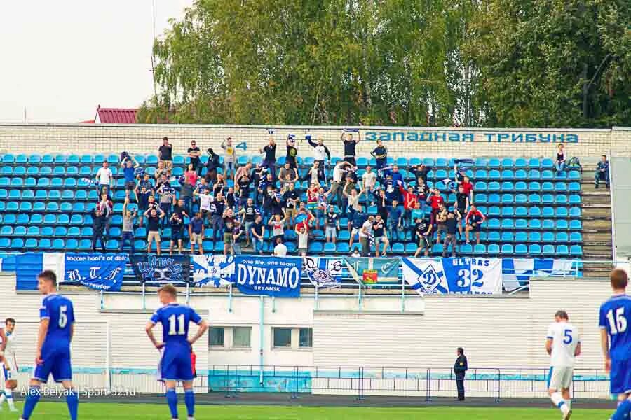 Стадион десна. Стадион Динамо Брянск. Динамо Брянск Шинник 27. Динамо Москва 2007. Динамо Брянск 2007.