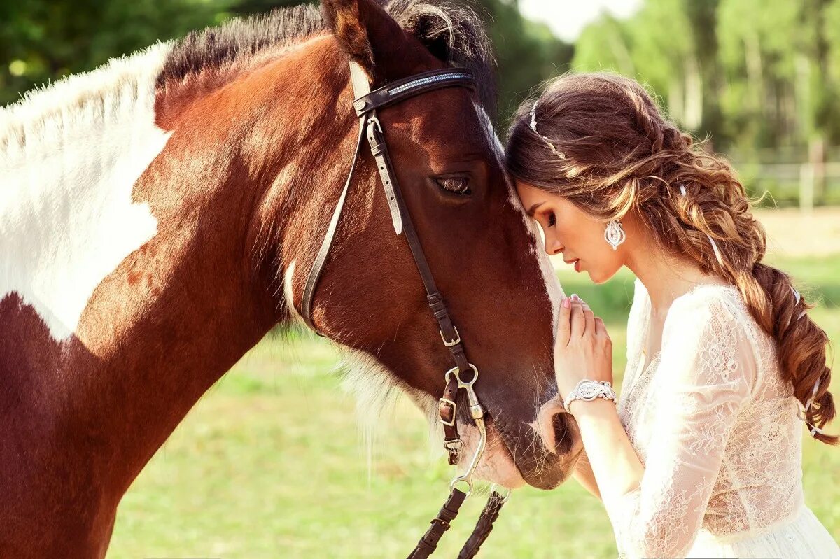 Девушка с лошадью видео. Девушка с лошадью. Фотосессия с лошадьми. Красивая фотосессия с лошадью. Девушка на коне.