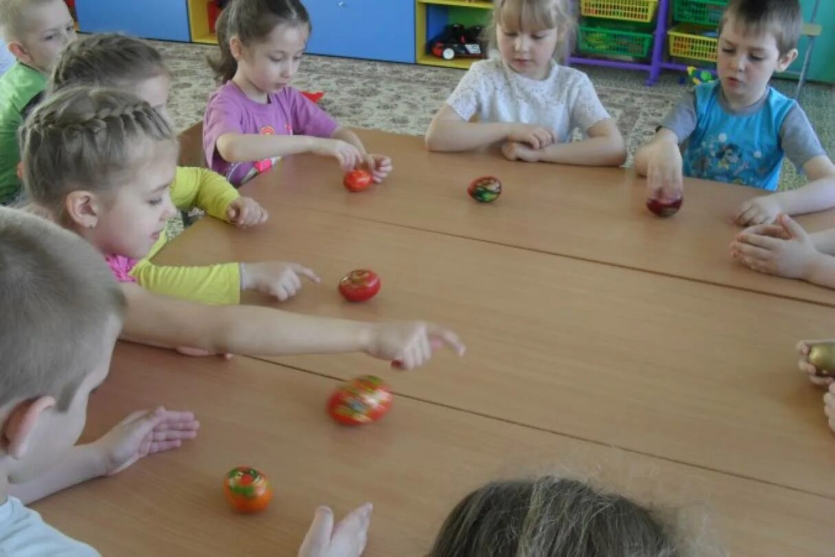 Игры в детском саду на пасху. Картотека игр к пасхе для малышей. Пасхальные игры для детей дошкольного возраста. Аппликация к пасхе в детском саду. Выставка к пасхе в детском саду.