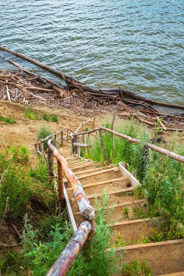 Банка обь. Лестница спуск к реке. Лестница в воду. Лестница для спуска в воду. Лесенки спуск к реке.