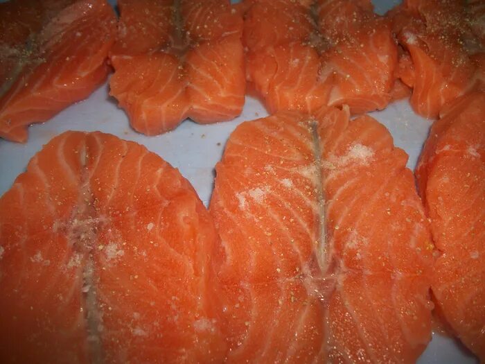 Филе с кожей и реберными костями. Филе из форели без костей как сделать. Форель бабочка стейк. Филе семги бабочка. Филетирование рыбы.