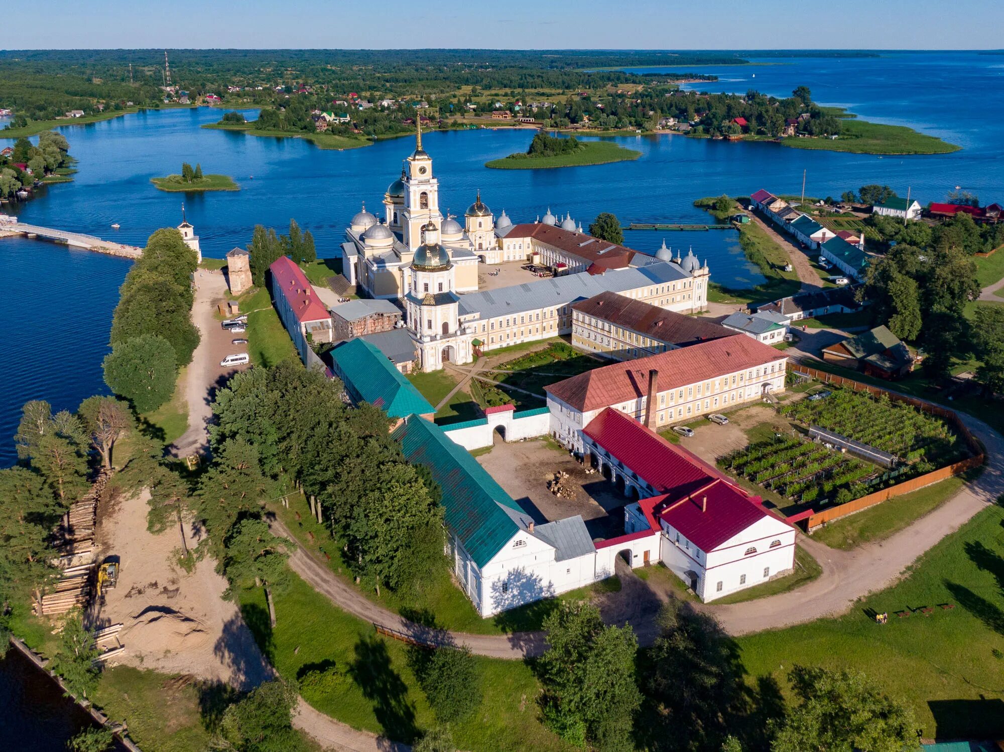 Остров Селигер. Озеро Селигер Тверская область. Осташков Селигер. Озеро Селигер, Тверская и Новгородская области. Озеро селигер расположено