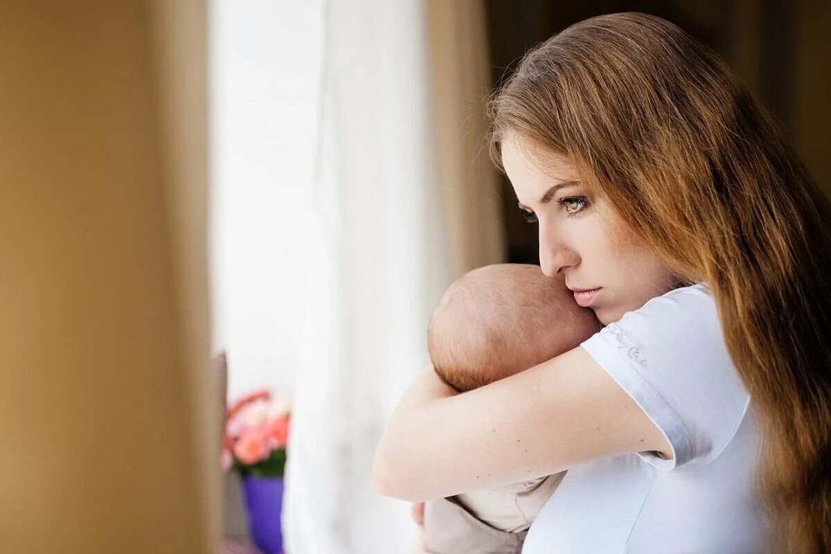 Поддержка одиноких родителей. Мать одиночка. Одинокая мать. Одинокая мать с ребенком. Женщина с ребенком.