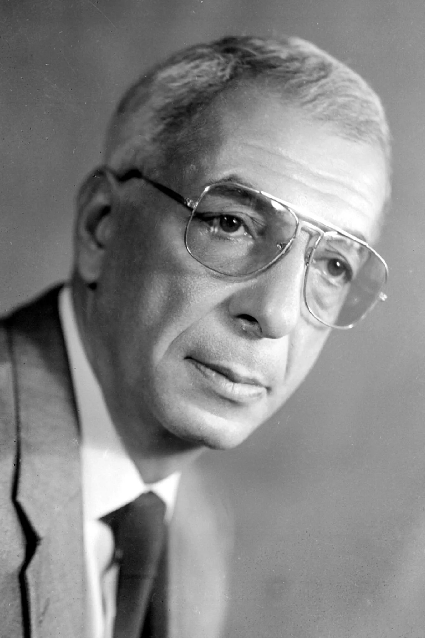 Микаэл таривердиев композитор. Микаэл таривердиев фото. Микаэл таривердиев. Микаэл таривердиев портрет. Таривердиев национальность.