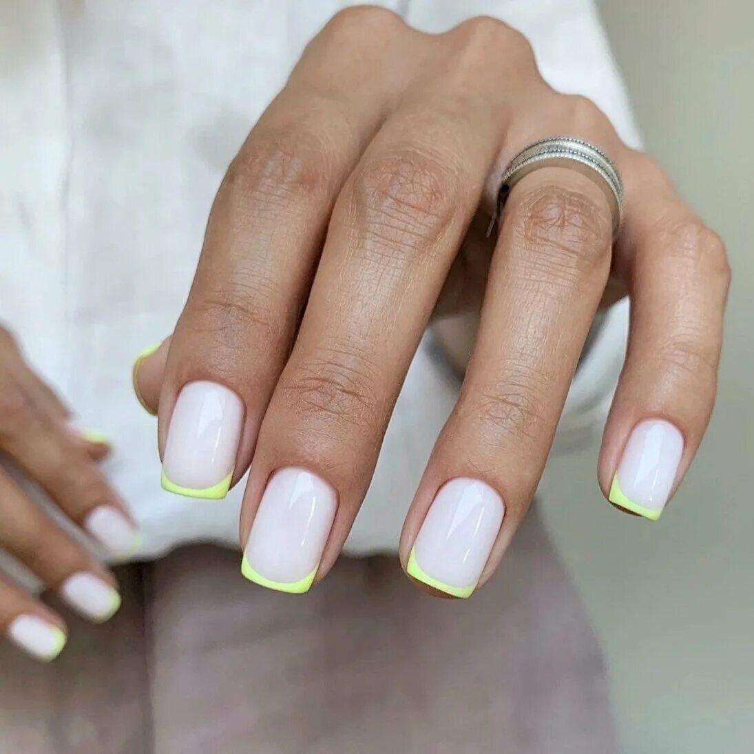 Квадратные ногти светоотражающий лак. Светоотражающий маникюр на квадратные ногти. Камуфляжный гель для ногтей. Белый матовый маникюр. Квадратные ногти светоотражающий лак.