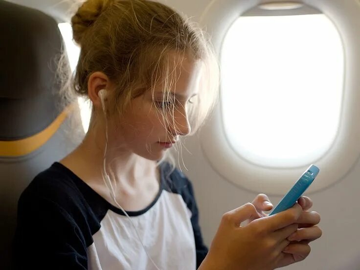 Забыли телефон в самолете. Выключить телефон в самолете. Wi-fi в самолёте. Девушка с ноутбуком в самолете. Девушка с самолетом в руках.