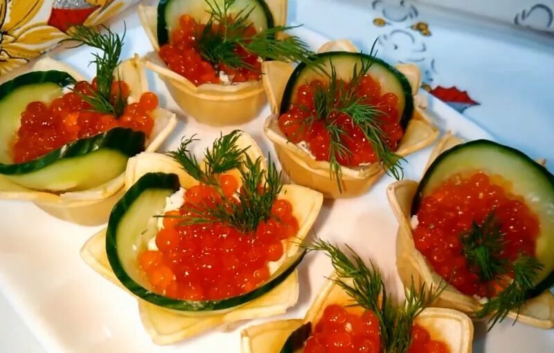 украсить икрой. оригинальные бутерброды с икрой. бутерброды с красной икрой на праздничный стол. бутерброды с красной икрой на праздничный. бутербродики с красной икрой.