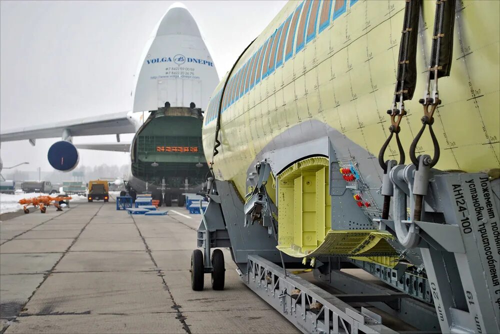 Транспортировка самолета. АН 124 фюзеляж. АН 124 С ракетой.