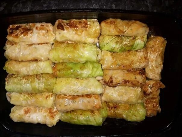 Ленивые голубцы в духовке в томатно-сметанном. Голубцы в духовке в сметанном. Голубцы в духовке. Голубцы под сметанным соусом в духовке. Ленивые голубцы с капустой в духовке.