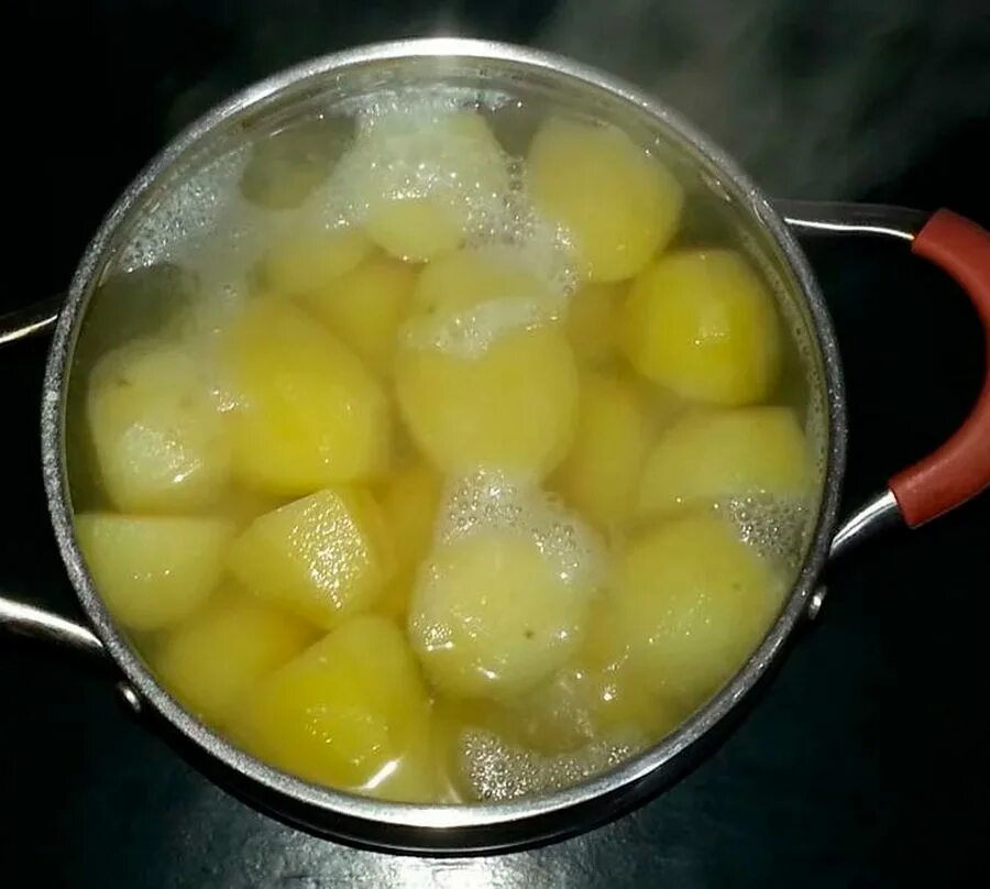 Картошкой воду сливают. Картофельный отвар. Настой на картофеле. Картошка в кастрюле. Картофельная вода.