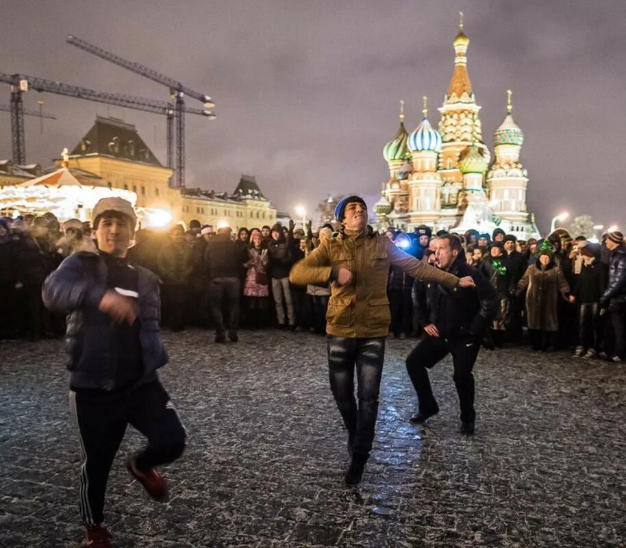 18 00 на площади. Лезгинка на красной площади. Чурки на красной площади. Танцы на красной площади. Кавказцы на красной площади.