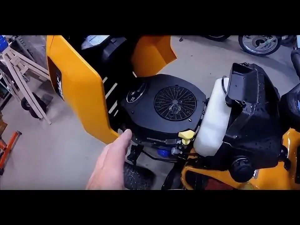 Cub cadet масло. Cub cadet lt1 масляный фильтр. фильтр воздушный zssj cub cadet im3 crc46s. крепление фильтра от газонокосилки трактор. газонокосилка куб кадет замена масла.