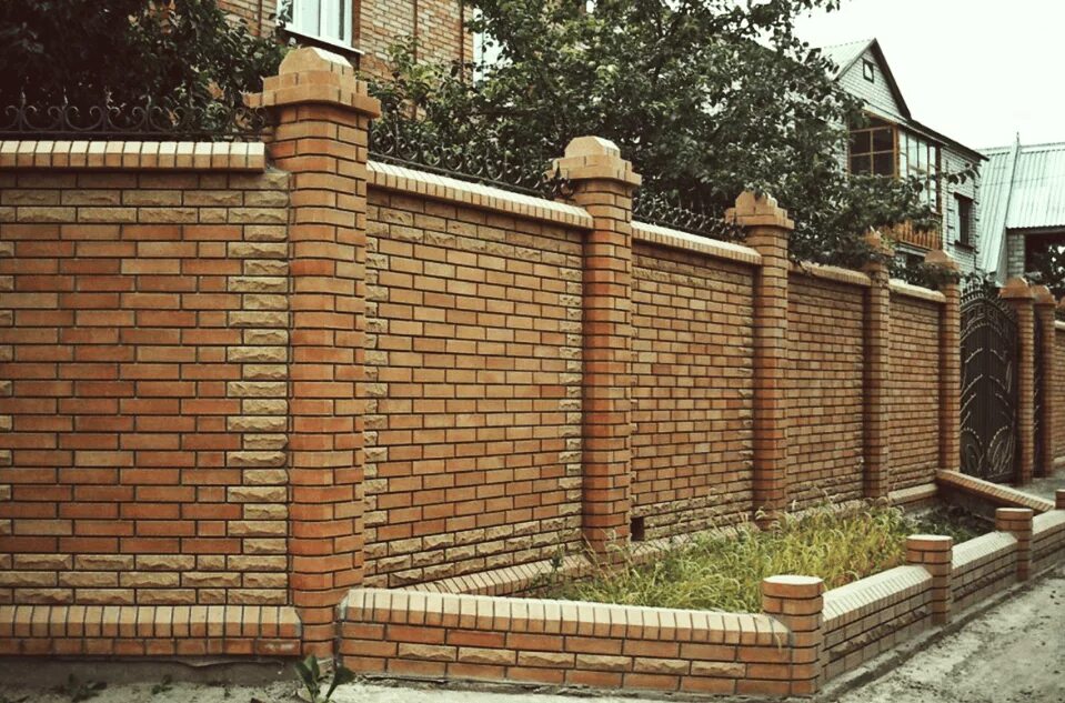 Заборы из кирпича фото для частного дома. Красивые заборы из кирпича. Красивые кирпичные заборы. Красивые заборы из кирпича. Необычный кирпичный забор.