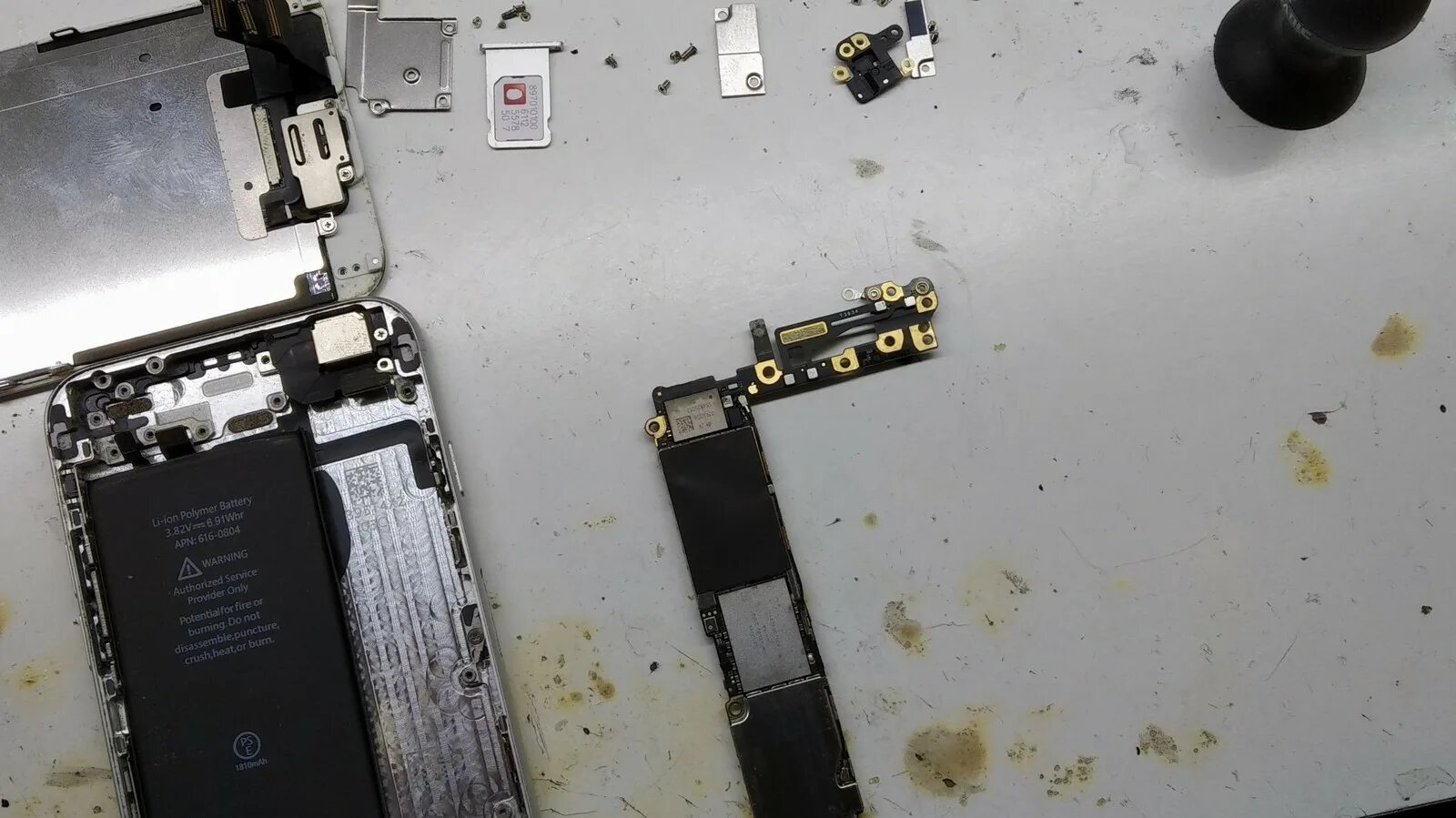 Iphone 7 модем. Память на плате iphone 6. Nand на плате iphone 5s. Iphone 12 motherboard. Контроллер тачскрина iphone 6s.