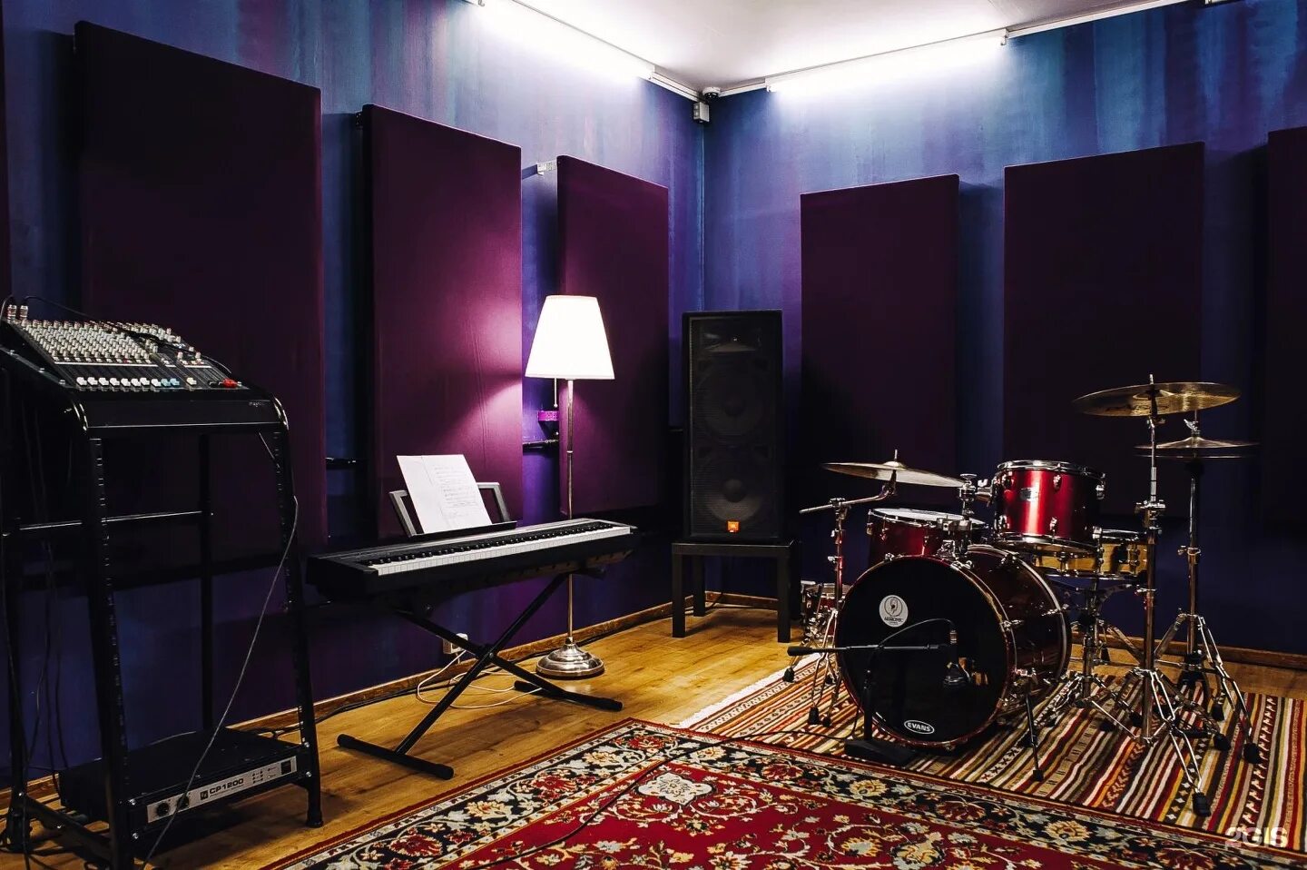 Студия звукозаписи репетиционная база. Студии в центре. Студия спб запись. Студия спб запись. Фотосессия в студии звукозаписи.