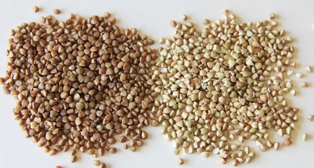Зеленая и коричневая гречка. Зеленая гречка и обычная. Гречка неочищенная. Маленькая коричневая крупа. Зеленая гречка железо коричневая.