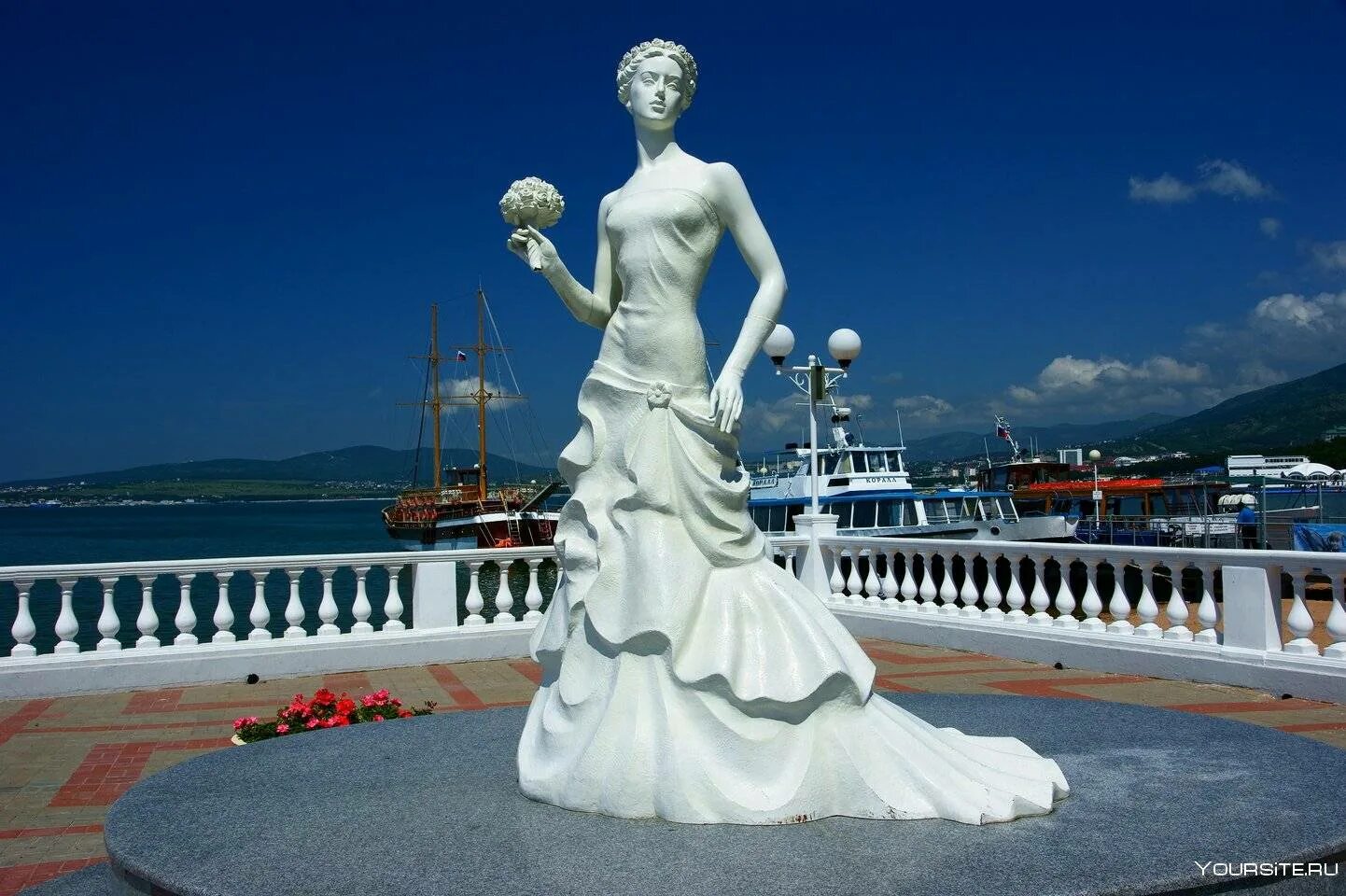 Скульптура белая невеста в Геленджике. Памятник невесте в Геленджике. Остановиться геленджике