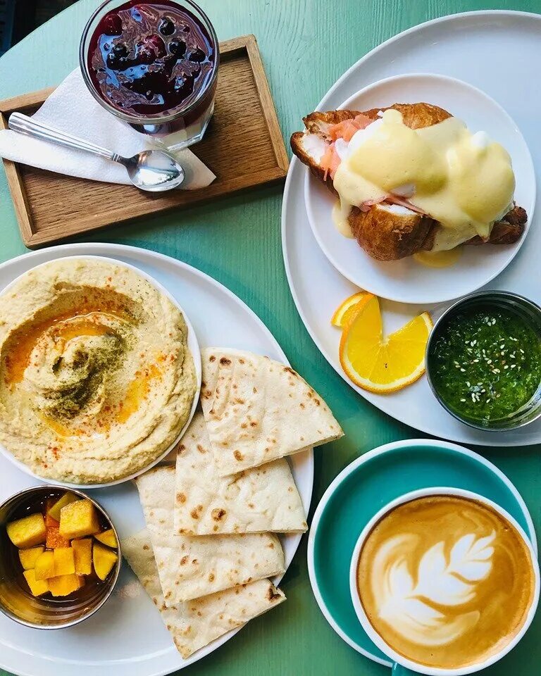 красивый полезный завтрак. скрэмбл на завтрак. завтрак в ресторане. бюджетные завтраки на каждый день. вкусный и полезный завтрак.