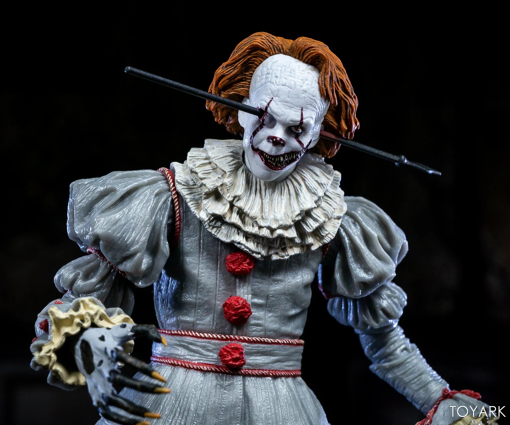 It 1990 pennywise. Сколько лет пеннивайзу. Фигурка пеннивайз джорджи 2017. Сколько лет пеннивайзу. Пеннивайз 2017 лицо.