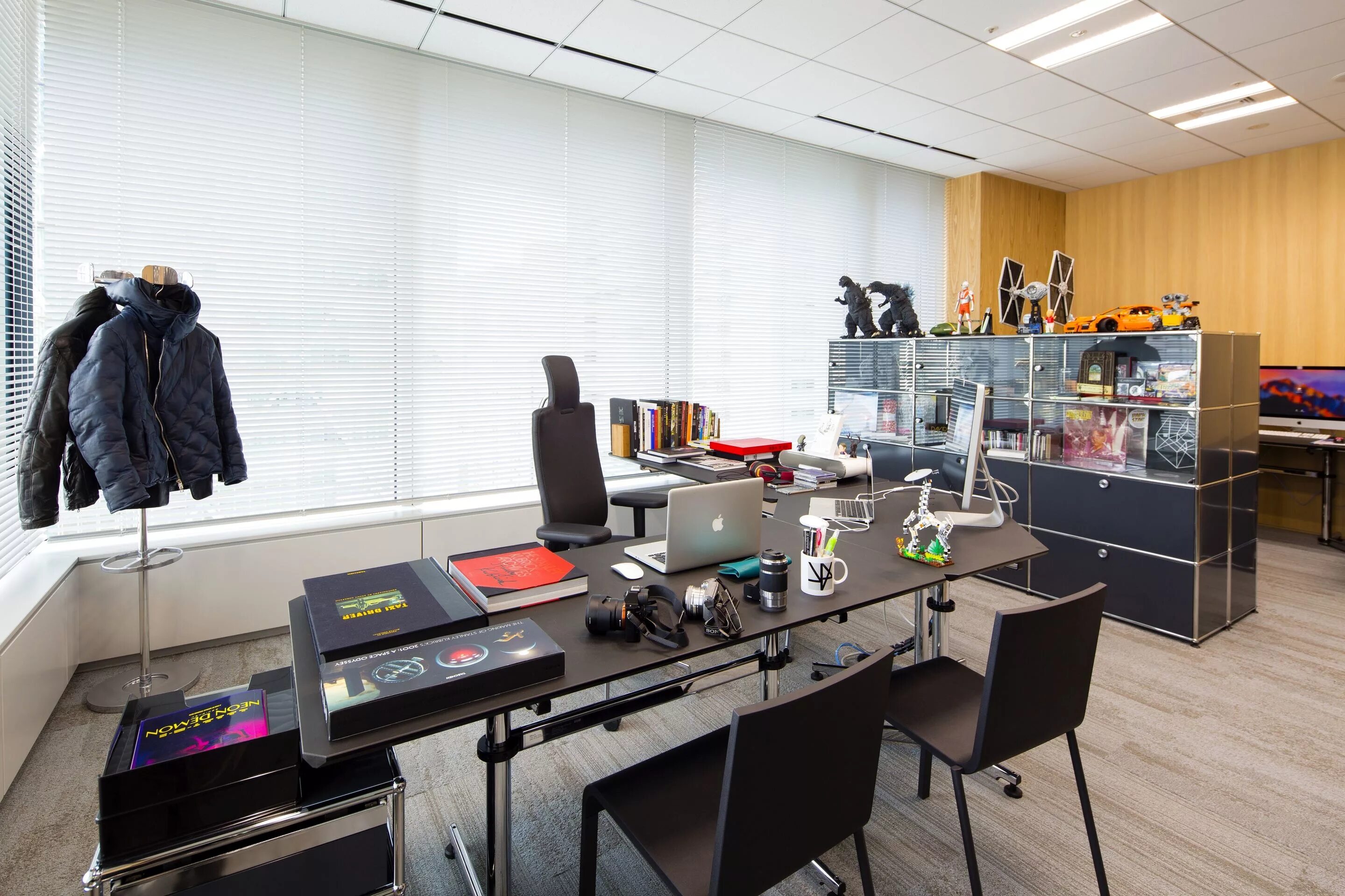 Независимой студии. Ведущая независимой студии. Офис kojima productions. Независимой студии. Независимой студии.