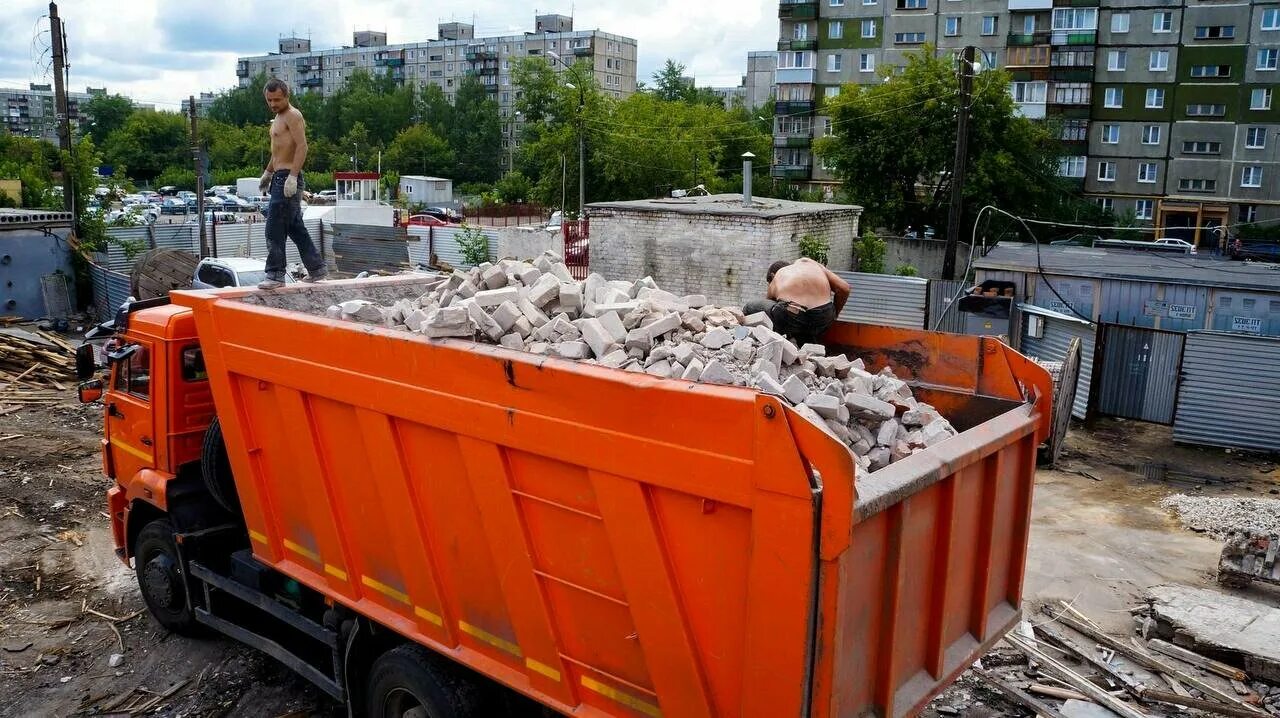 Петрович строительные материалы машины. Строительные материалы петрович грузовик. Вынос строительного мусора. Погрузка пиломатериалов. Урал контейнеровоз.