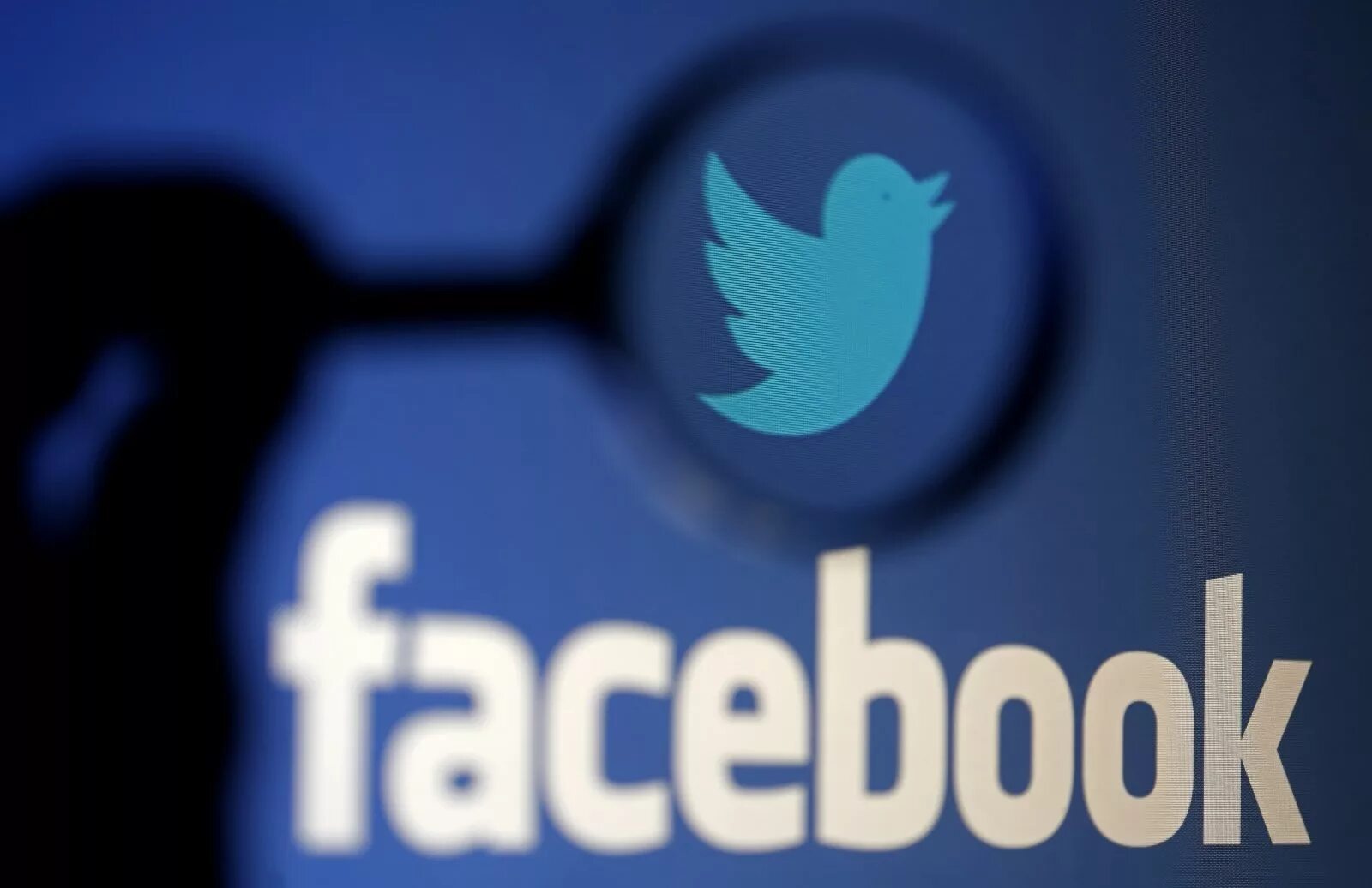 Facebook и twitter. Фейсбук и твиттер. facebook twitter картинки. facebook против twitter. фейсбук против твиттера.