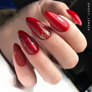 Маникюр золотой с красным миндаль