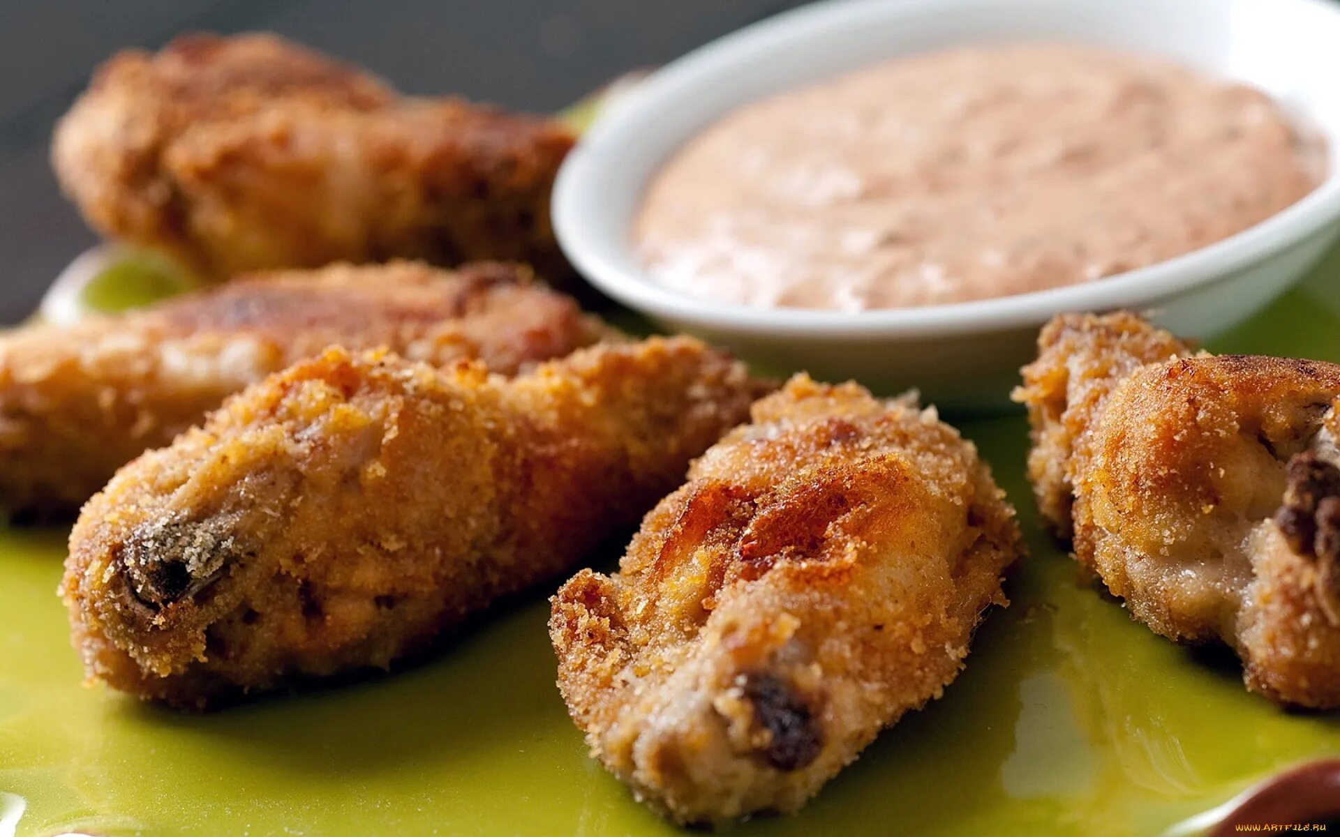 Крылышки в панировке. Крылышки в сухарях. Крылышки кфс. Куриные крылышки в панировке в духовке. Крылья в панировке в духовке.