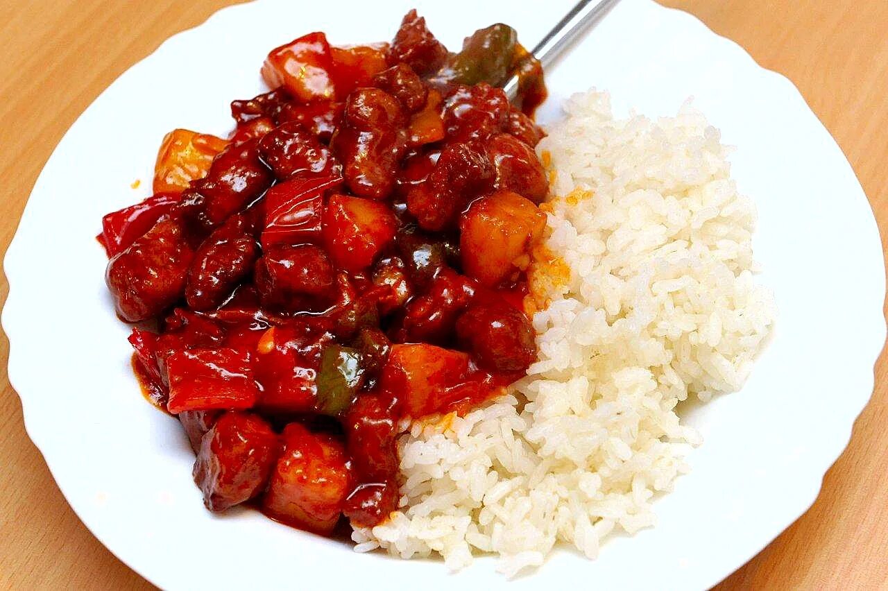 курица с рисом в сладком соусе. свинина в кисло-сладком соусе с рисом. курица с кисло сладким соусом. цыпленок с ананасами в кисло сладком соусе. курица в кисло-сладком соусе с рисом.