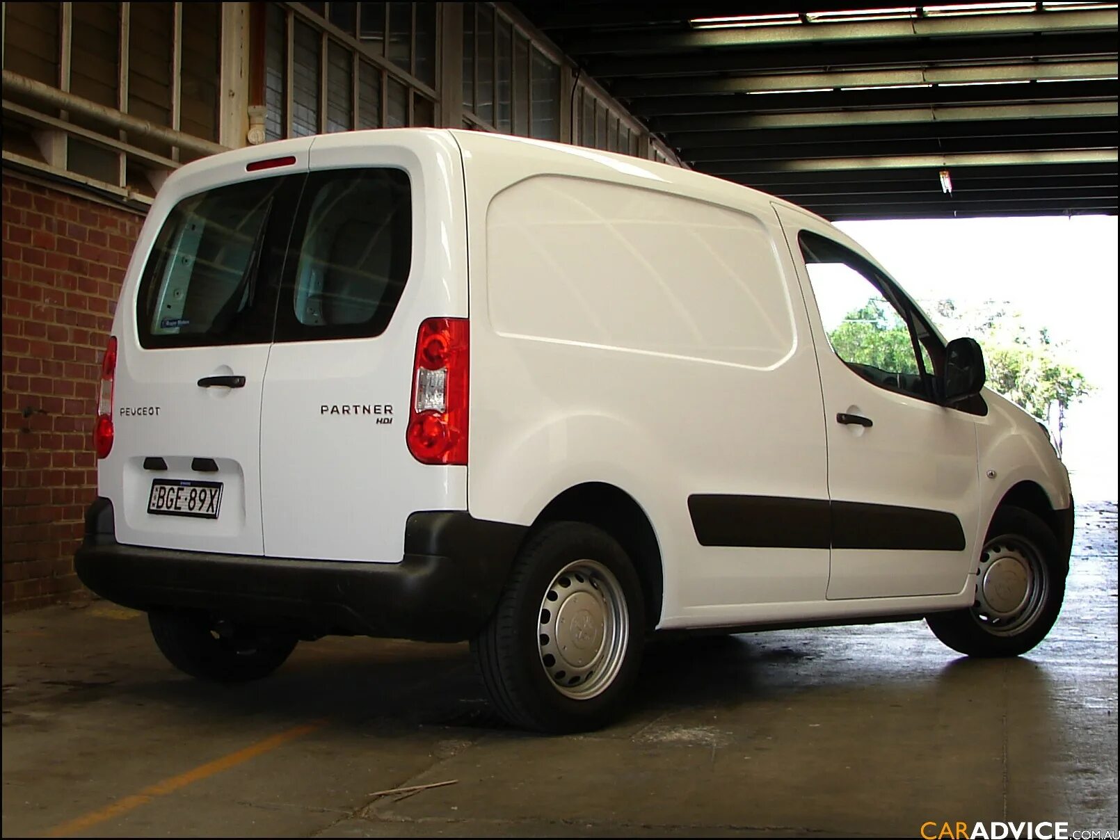 Hyundai porter 1. Peugeot partner 2004. Пежо партнер грузовой фургон 900кг. Peugeot partner tepee 2011. Портер пежо.
