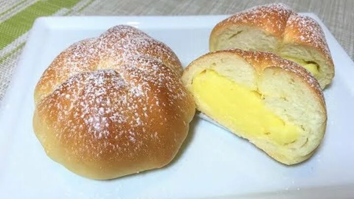 Булочки завитушки с заварным кремом. Булочки с заварным кремом. Булочки с заварным кремом. Сдобные булочки с кремом. Булка с заварным кремом.